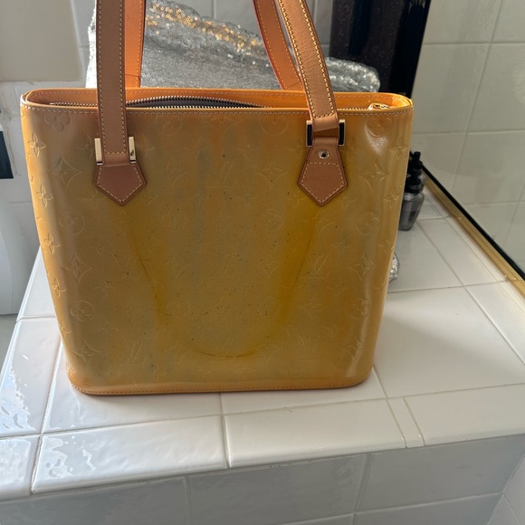 louis vuitton vernis in gold. - Picture 2 of 16